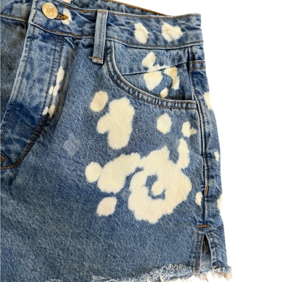 Womens Forever 21 Blue & white denim frayed Jean Shorts with buttons EUC Size 28 - Picture 3 of 10